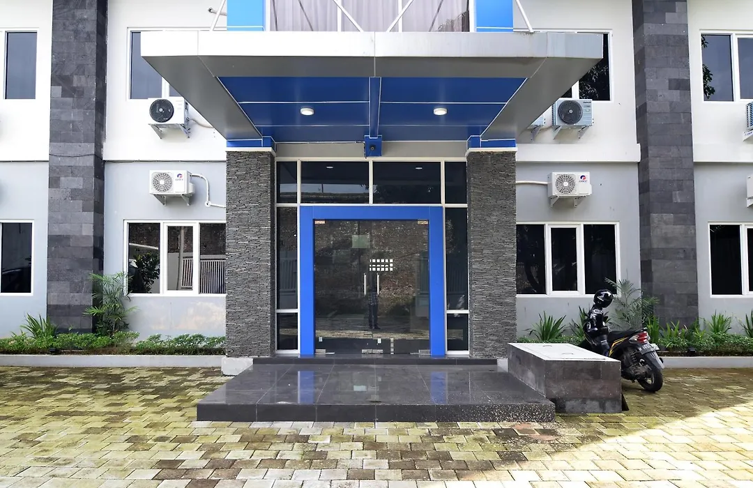 RedDoorz near Museum Keraton Surakarta-1