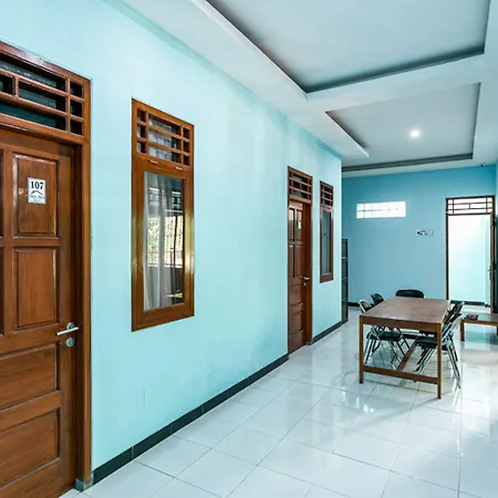 RedDoorz near Puro Mangkunegaran-2