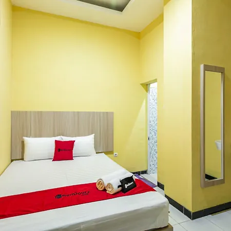RedDoorz near Puro Mangkunegaran-3