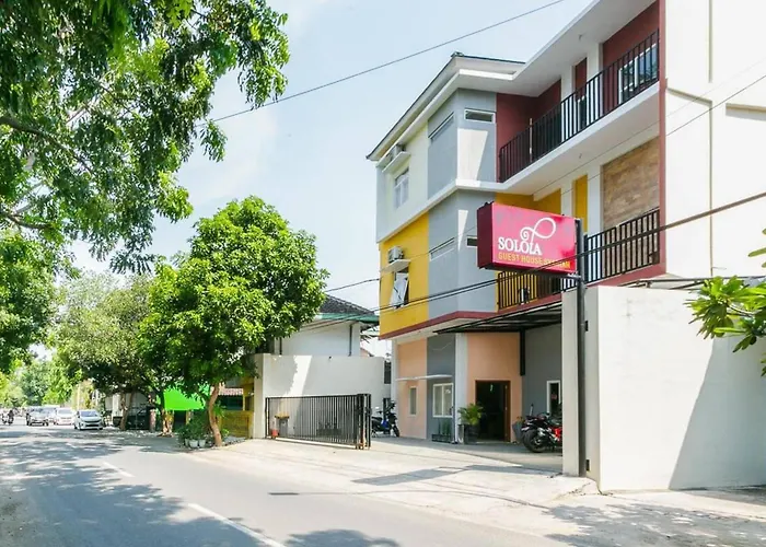 RedDoorz Syariah Near Purwosari Train Station