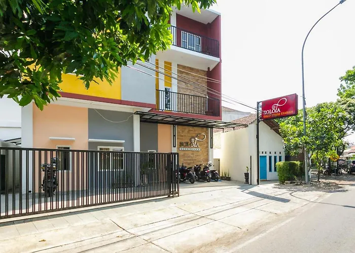 RedDoorz Syariah Near Purwosari Train Station