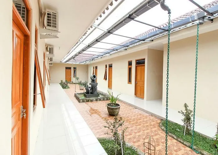RedDoorz near Balekambang City Park