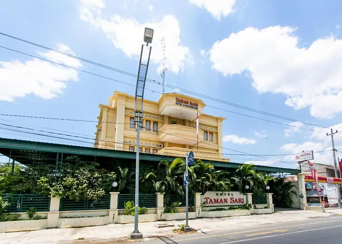 RedDoorz Plus near Alun Alun Karanganyar