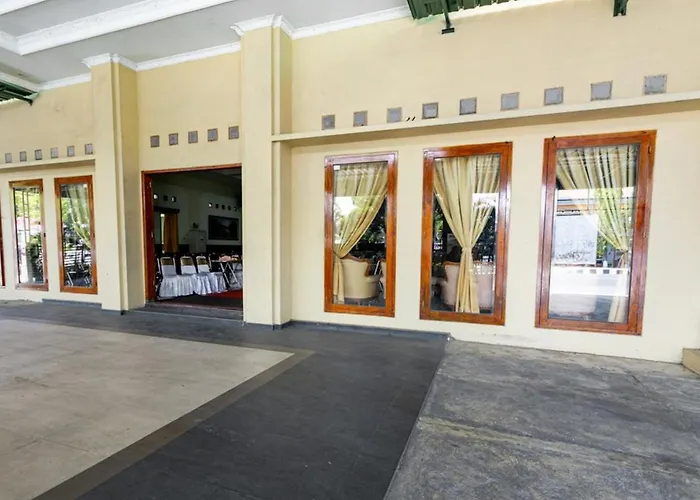 RedDoorz Plus near Alun Alun Karanganyar